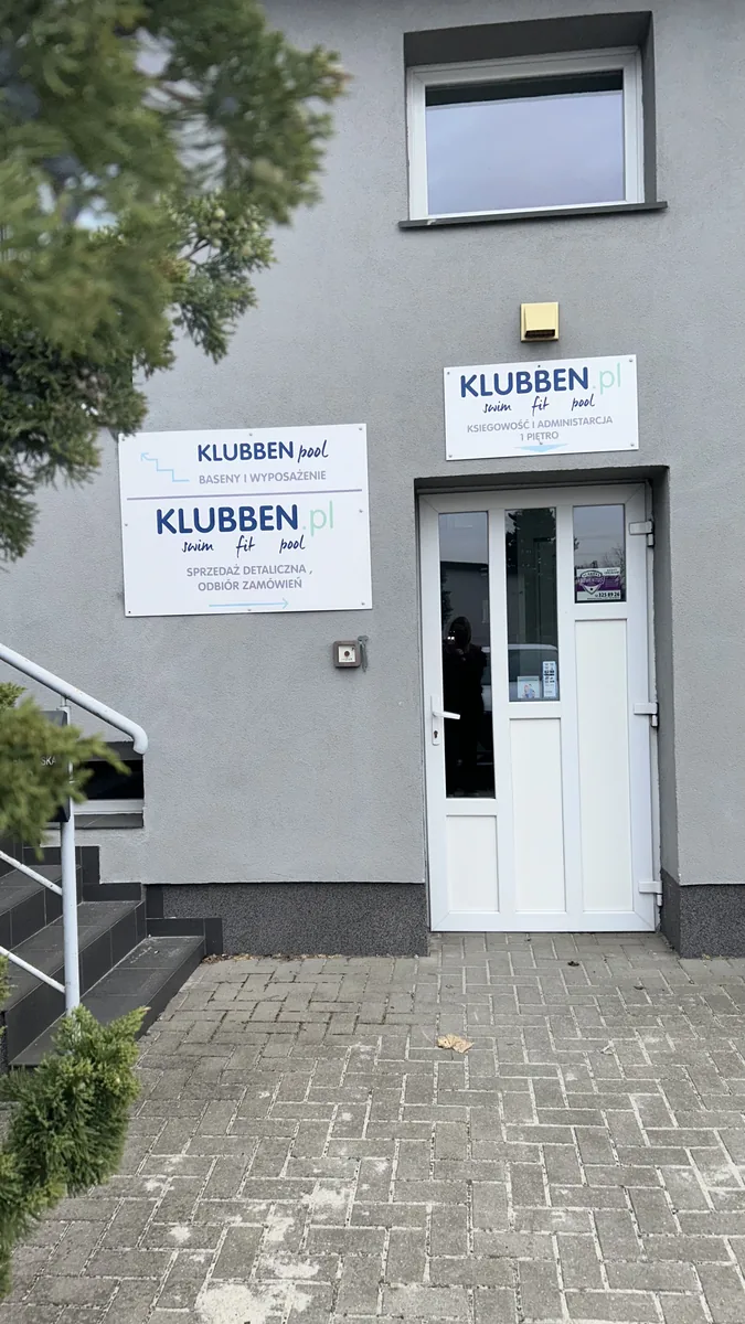 Wejście do showroomu Klubben Polska w Cielu