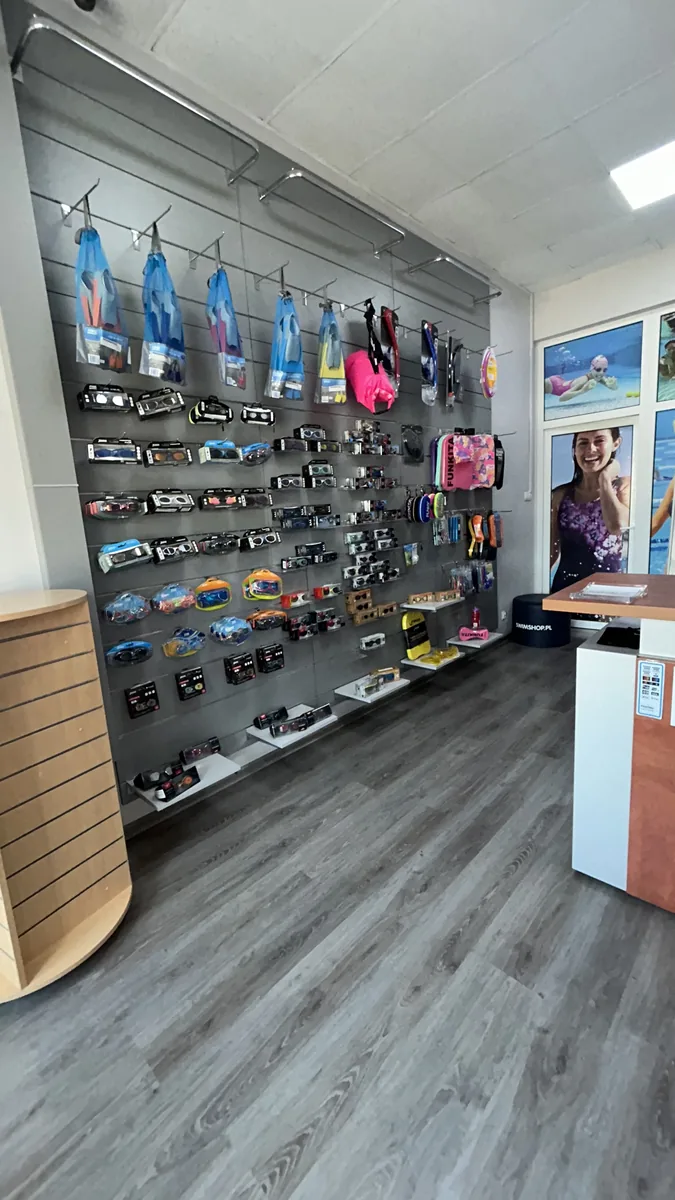 Wnętrze showroomu Klubben Polska — ekspozycja sprzętu pływackiego